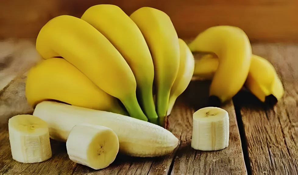 الموز فاكهة الطبيعة الغنية بالمغذيات واعتبارات لظروف صحية معينة