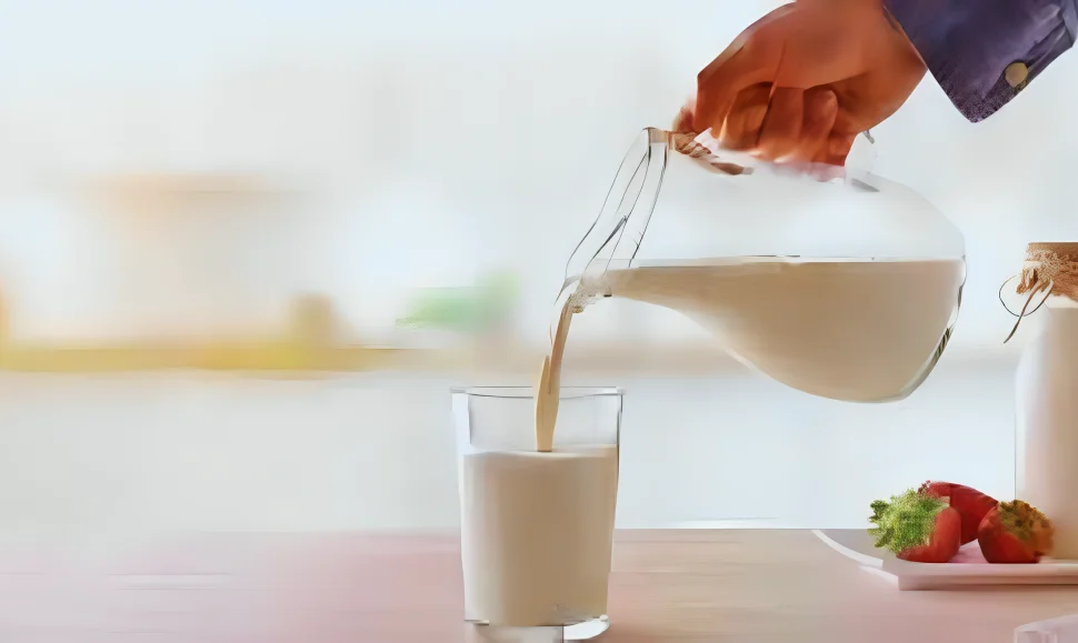 الحليب: إكسير غني بفوائد غذائية و صحية ضرورية مع بعض الاعتبارات