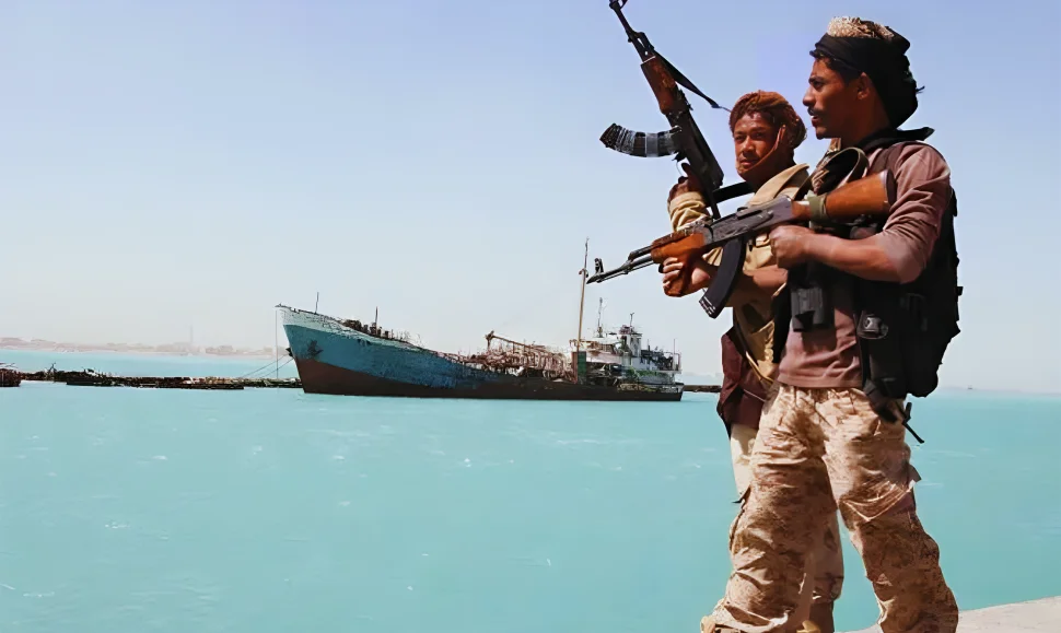 استهداف الحوثيين للسفن في البحر الأحمر مستمر والرد الأمريكي البريطاني مستمر